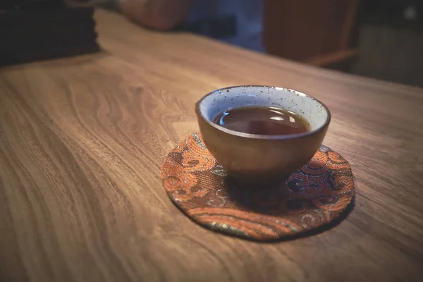 Chinês tradicional yixin xícara de chá de argila sobre a mesa. Cerimônia tradicional do chá chinês — Fotografia de Stock