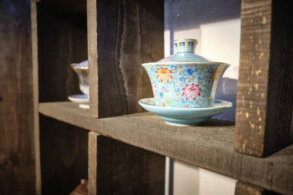 Chiński tradycyjny teaware na półkach w herbaciarni — Zdjęcie stockowe
