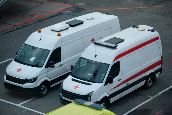 Två vita ambulanser parkerade. Medicintekniska servicefordon — Stockfoto