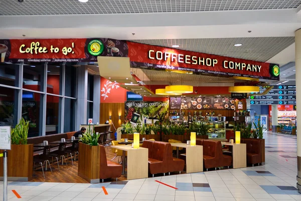 Coffeeshop bedrijfscafé. Luchthaven Domodedovo, Rusland - augustus 2020 — Stockfoto