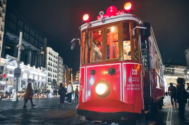 Yağmurlu bir akşamda Taksim Meydanı 'nda klasik tramvay. İstanbul, Türkiye - Aralık 2019