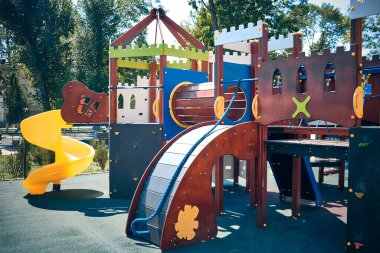 Kamu çocukları parkta renkli slaytlarla oyun parkı. 