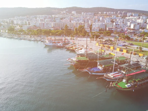 Marinada Demirli Eğlence Yatları Deniz Kenti Havadan Görünüyor — Stok fotoğraf