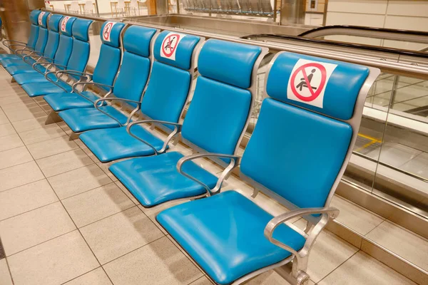 Társadalmi Távolságtartó Táblákkal Ellátott Székek Sora Repülőtéren — Stock Fotó