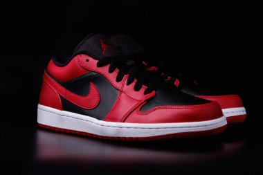 Nike Air Jordan 1. Retro Ters Bred Renkli Spor Ayakkabıları Siyah arkaplan resimli editör. 