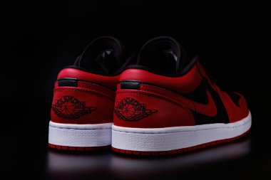Nike Air Jordan 1. Retro Ters Bred Renkli Spor Ayakkabıları Siyah arkaplan resimli editör. 