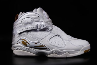 Nike Air Jordan 8 Retro OVO Drake White renkli spor ayakkabıları siyah arkaplan resimli editör.