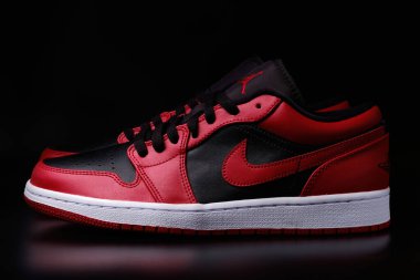 Nike Air Jordan 1. Retro Ters Bred Renkli Spor Ayakkabıları Siyah arkaplan resimli editör. 