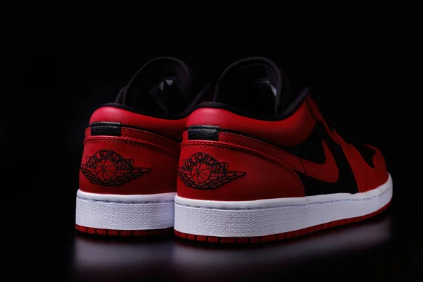 Nike Air Jordan Retro Low Reverse Bred Colorway Sneaker Black — ストック写真