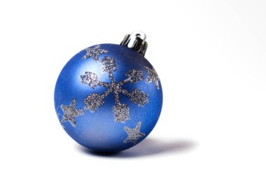 Beyaz üzerinde gümüş kar taneleri olan mavi Noel ağacı süsleme küresi.