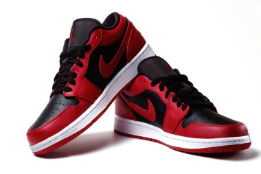 Nike Air Jordan 1, Retro Ters Bred renkli spor ayakkabıları, beyaz illüstrasyon başyazısında izole edildi.. 