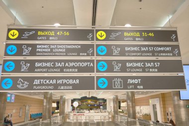 Havalimanı navigasyon panoları ve asansörlü merdivenler. Domodedovo Havaalanı, Rusya - Ağustos 2020. 