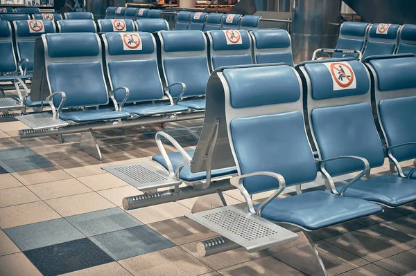Fila Sillas Con Señales Distanciamiento Social Aeropuerto — Foto de Stock
