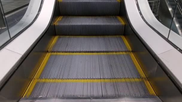 Escalones Escaleras Mecánicas Que Bajan — Vídeo de stock