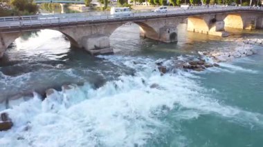 Göksu nehri üzerinde eski Roma köprüsü ve sığ sularda hızlı. Silifke, Mersin ili, Türkiye.