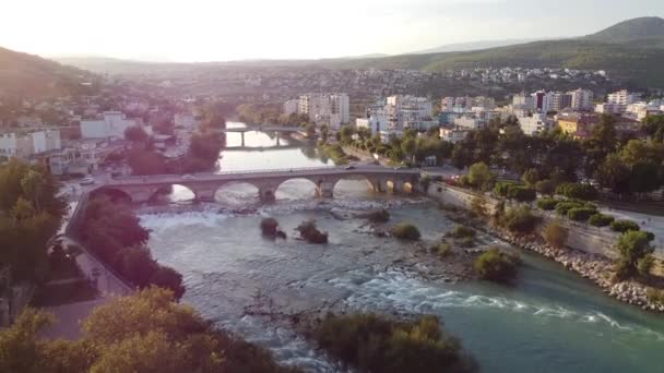 夕景の山の川と橋の街のパノラマ — ストック動画