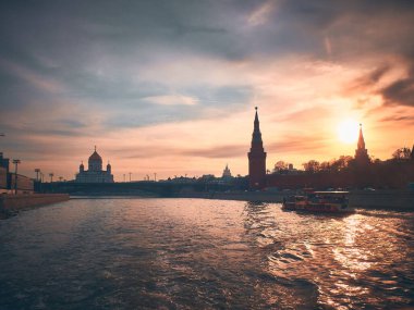 Moskova Kremlin kulelerinin siluetleri ve Kurtarıcı İsa 'nın Katedrali alacakaranlıkta.