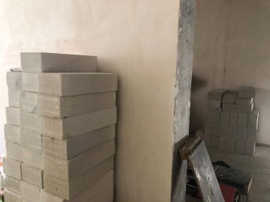 İnşaat alanının zeminine tuğla yığını yığılmış..