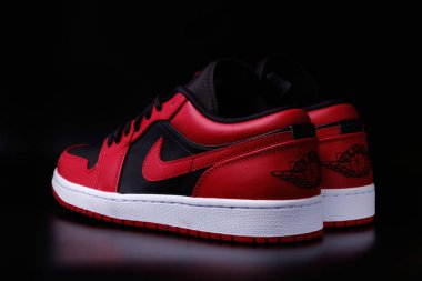 Nike Air Jordan 1. Retro Ters Bred Renkli Spor Ayakkabıları Siyah arkaplan resimli editör. 