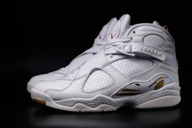 Nike Air Jordan 8 Retro OVO Drake White renkli spor ayakkabıları siyah arkaplan resimli editör.