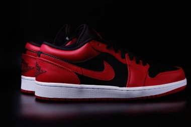 Nike Air Jordan 1. Retro Ters Bred Renkli Spor Ayakkabıları Siyah arkaplan resimli editör. 