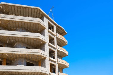 Mavi gökyüzü kopyalama alanına karşı tamamlanmamış çok katlı konut.