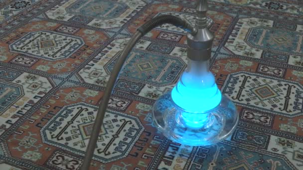 Fumar Narguile Con Iluminación Iridiscente Bombilla Shisha Con Iluminación Variable — Vídeo de stock