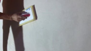 İşçi duvarın alçılı yüzeyini malayla cilalıyor