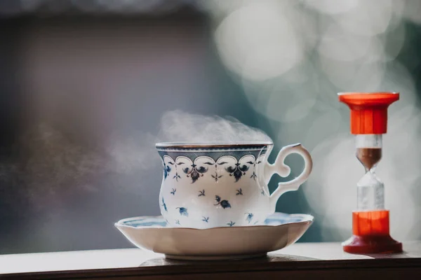 Пора Пить Чай Чистый Стаканчик Чая Голубым Узором Подставка Блюдца — стоковое фото