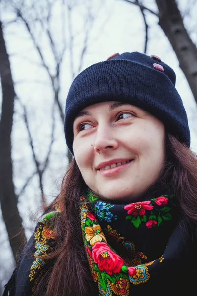 Portrait Une Jolie Fille Aux Longs Cheveux Roux Dans Une — Photo