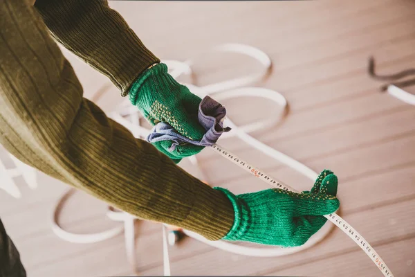 Vård Verktyget Händer Gröna Handskar Torka Med Trasa Metal Tape — Stockfoto