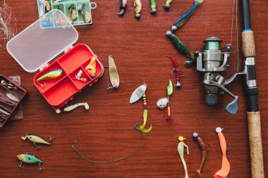 Bir dizi dönüş. Kahverengi masada, bir bobin ve yırtıcı hayvan yakalamak için farklı yemlerle dönüyor.