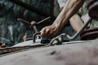 El metal kapağı braketi ile büyük capacit üzerine vida kilit tutan