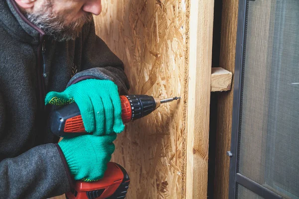 Homme Avec Une Barbe Des Gants Verts Tord Vis Dans — Photo