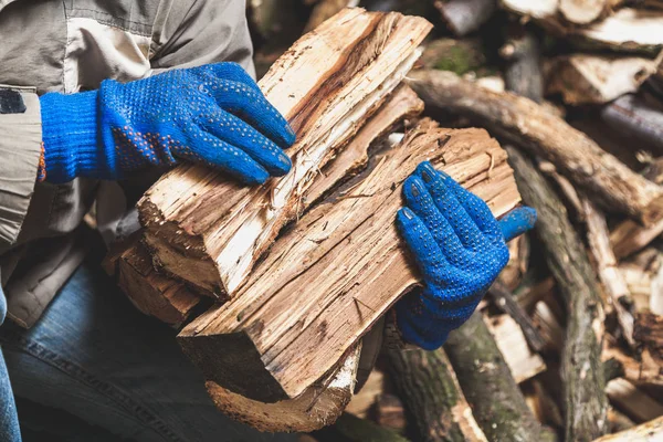 Las Manos Guantes Trabajo Azules Sostienen Troncos Madera Contra Fondo — Foto de Stock