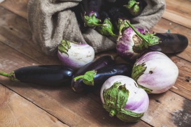 rendelenmiş kurullarında mavi patlıcan yalanlarla tuval çanta. Yakındaki yalan ışık Lila patlıcan bumb