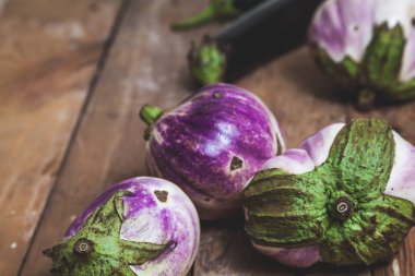 Grup bumbo eski rendelenmiş ahşap tahta üzerinde yeşil kuyruk yalanla beyaz olgun patlıcan çeşitleri
