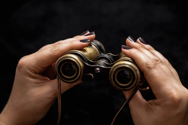 Binóculos Uma Mulher Belas Mãos Femininas Com Manicure Segurar Metal — Fotografia de Stock
