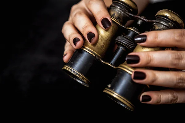 Binóculos Uma Mulher Belas Mãos Femininas Com Manicure Segurar Metal — Fotografia de Stock