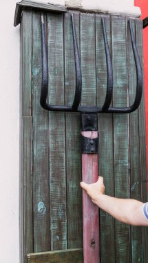 Dekoratif vintage büyük ölçekli villa bir adamın han tutar
