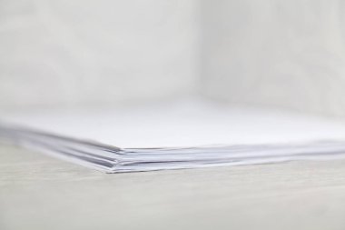 kağıt yaprak yığını üstünde okul sırası içinde corne yatıyor