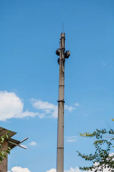 Soporte Líneas Eléctricas Aéreas Sin Cables Contra Cielo Azul Poste —  Fotos de Stock