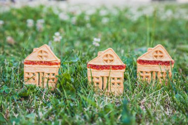 inanılmaz şirin bir evi. Küçük bir ev şeklinde üç kurabiye yeşil çayır kapat-u üzerinde durmak