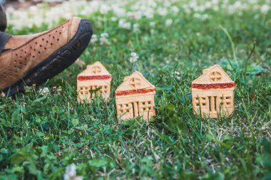 inanılmaz şirin bir evi. Küçük bir ev şeklinde üç çerezleri üzerinde yeşil çayır yakın dur. Şoförünün üzerinde büyük bir dev önyükleme