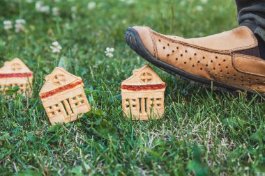 inanılmaz şirin bir evi. Küçük bir ev şeklinde üç çerezleri üzerinde yeşil çayır yakın dur. Şoförünün üzerinde büyük bir dev önyükleme