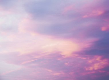 Bir yaz da, gün batımında güzel pembe bulutlar