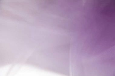 saydam doku parçası yatıyor düzensizce katlanmış. Pembe bir soyut adam oluşturur