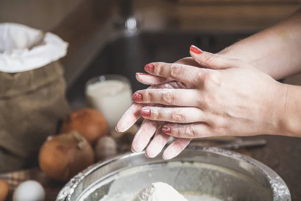 Руки Женщины Покрыты Мукой Над Металлическим Луком — стоковое фото
