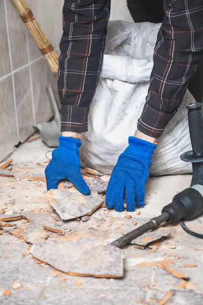 Constructor Recoge Piezas Baldosas Una Pequeña Habitación Cerca — Foto de Stock