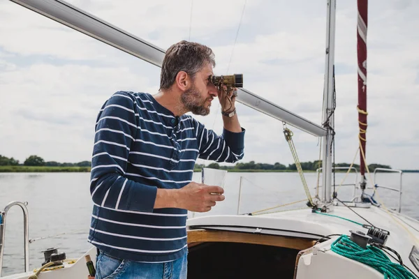 Capitán Con Suéter Rayas Con Barba Mira Través Binoculares Yate — Foto de Stock